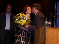 Nele overhandigt de bloemen aan Bart De Wever